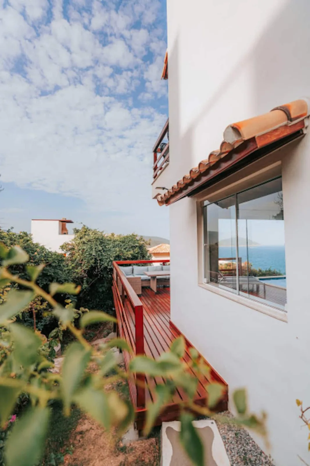 Fachada branca de inspiração mediterrânea da Casa La Graciosa