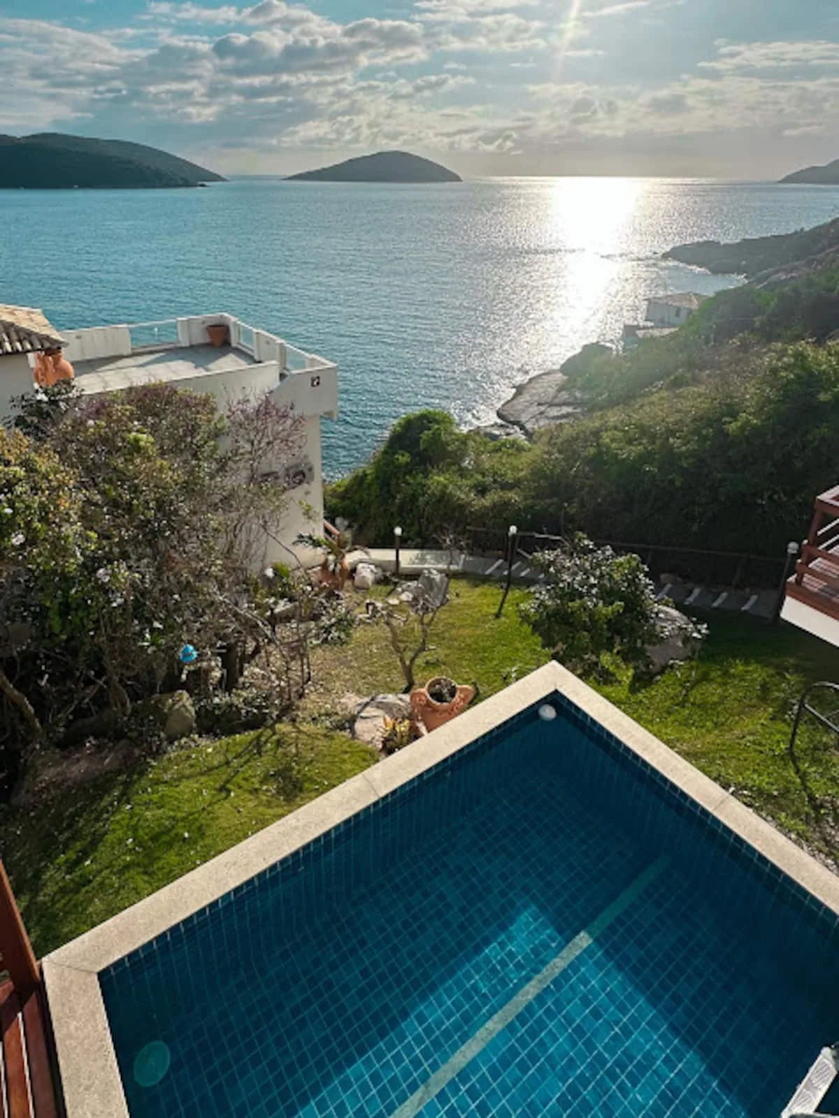 Vista do mar e da natureza a partir da piscina