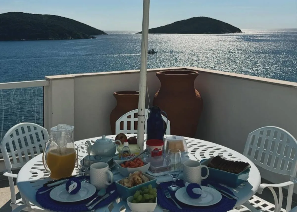 Café da manhã servido no terraço com vista para o mar