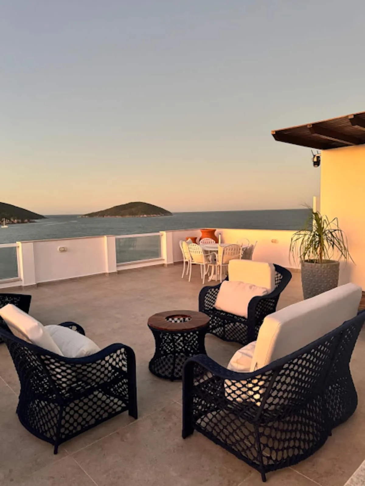 Terraço da casa no fim de tarde com o céu alaranjado