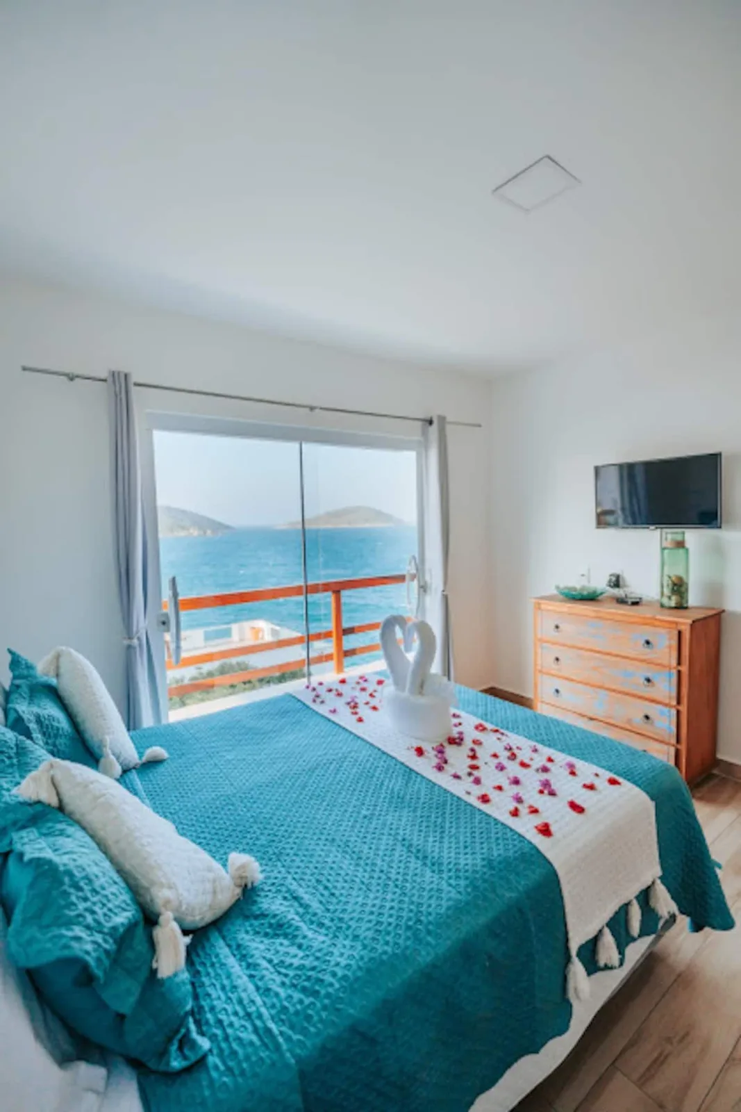 Quarto com camas de solteiro e bicamas, com vista para o mar