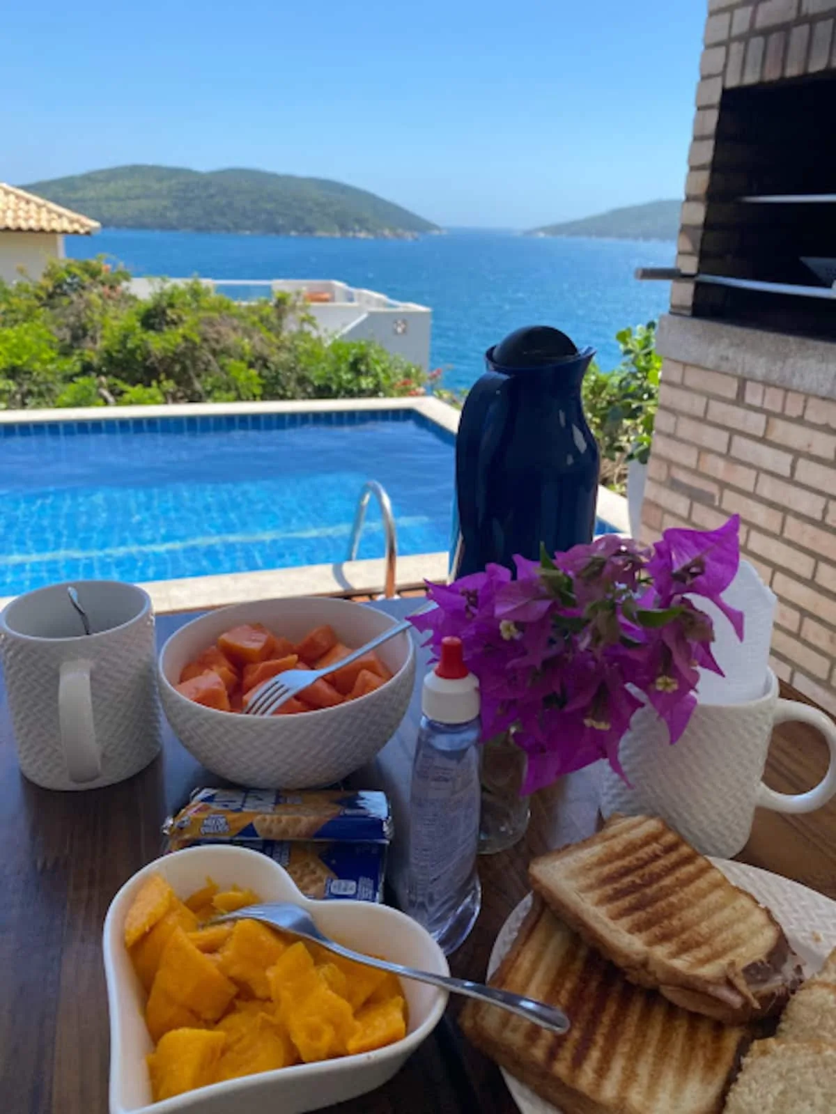 Mesa com frutas frescas junto à piscina da Casa La Graciosa