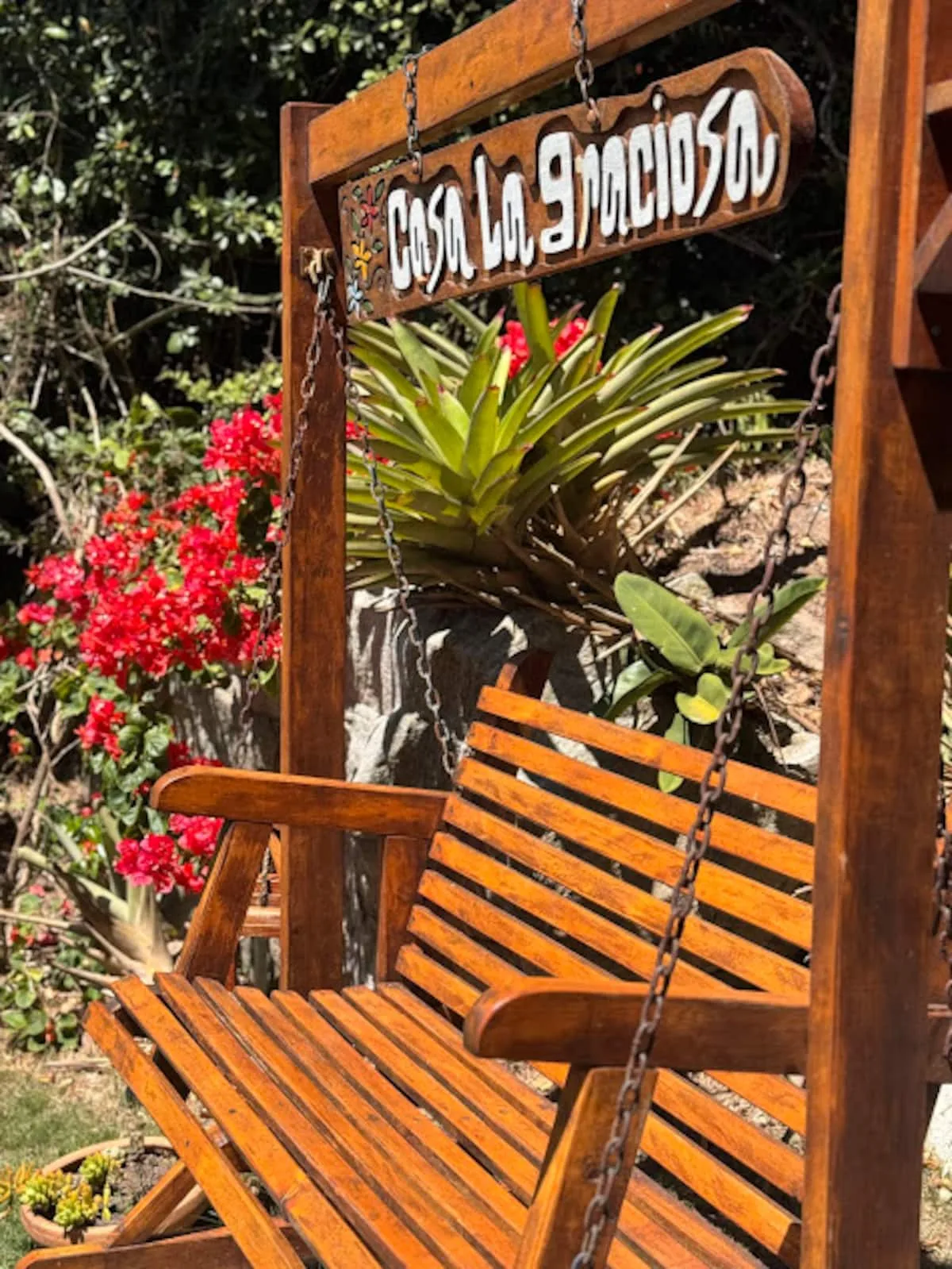 Placa de madeira com o nome Casa La Graciosa na entrada
