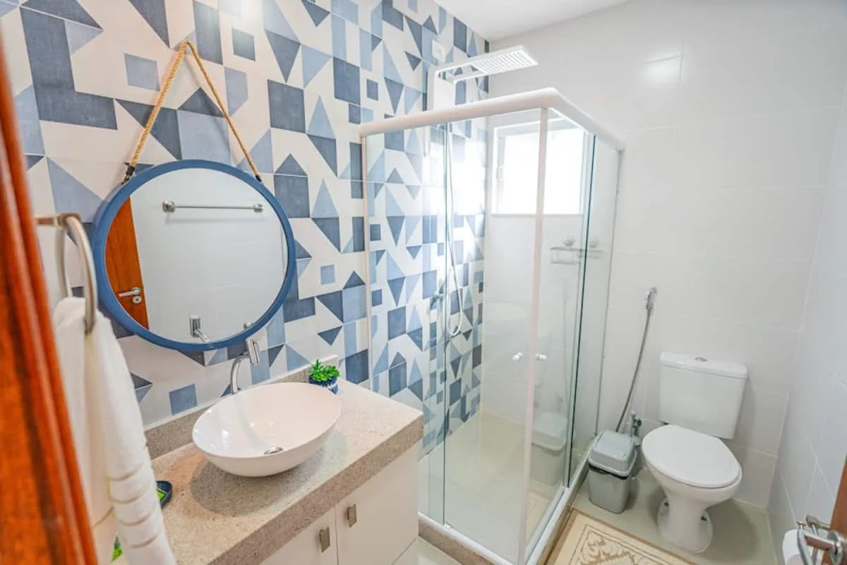 Banheiro com revestimento em azulejos azuis e amenities