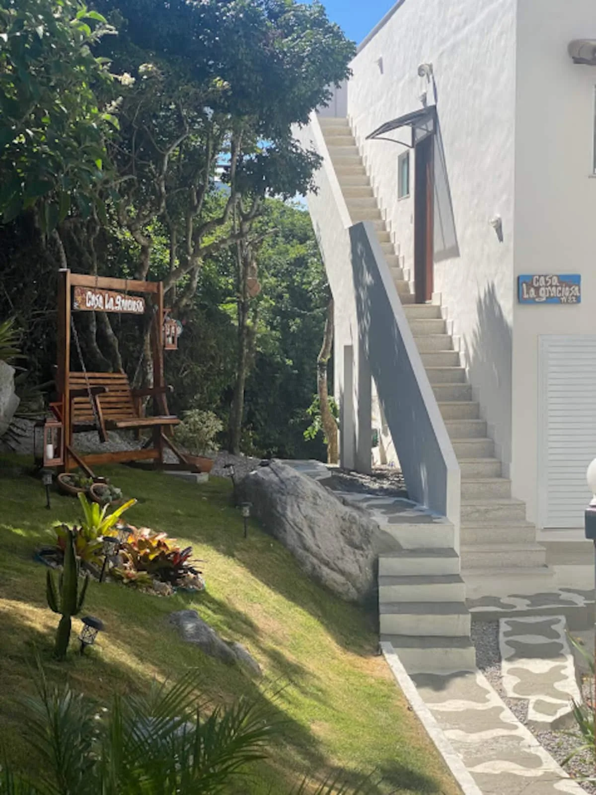 Jardim e escadas externas da Casa La Graciosa