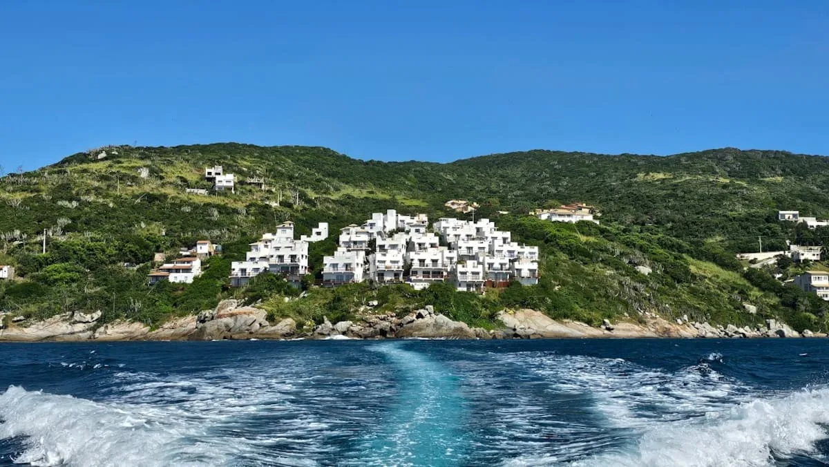 Vista aérea das casas brancas de inspiração grega no Pontal do Atalaia