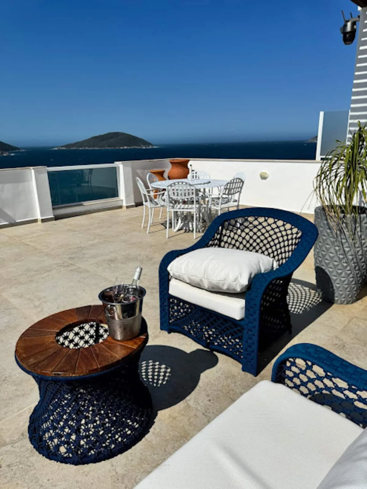 Terraço com poltronas e vista aberta para o mar de Arraial do Cabo